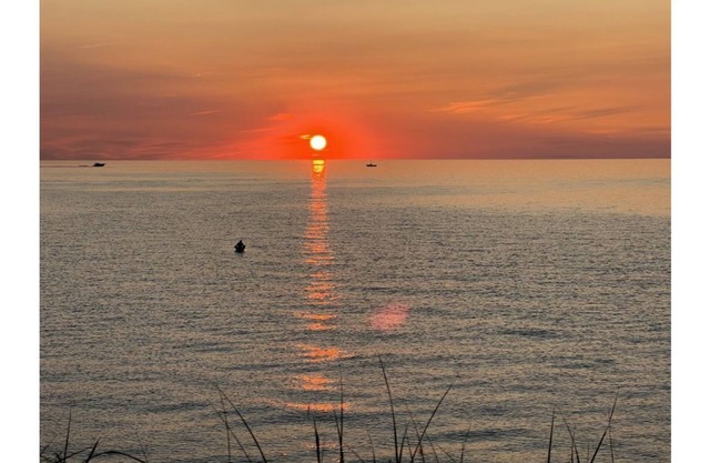 Beautiful garden and Lake Michigan Access Retreat with Private Beach/ Kayak ramp