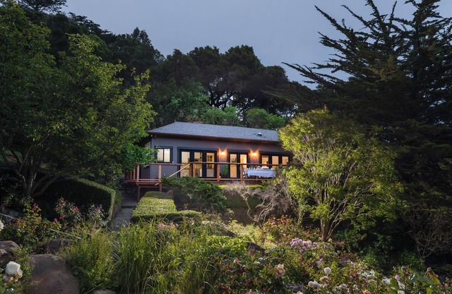 Beautiful Garden Cottage at JAR Farms with use of private beach, pool, orchards