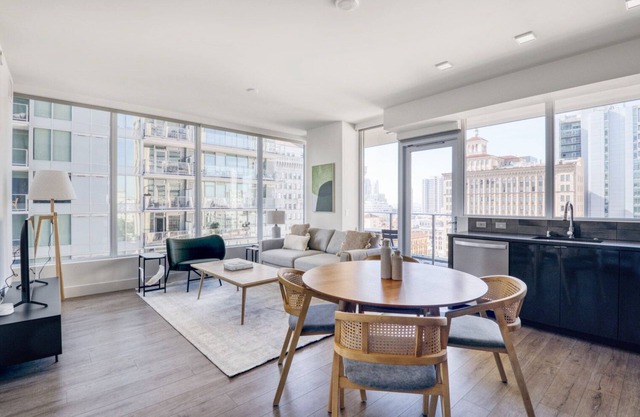 Beautiful Gaslamp 2BR w/ Gym, Sauna & W/D, nr shops, by Blueground