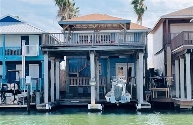 Beautiful Getaway! Boat Slip & Fishing Light. 3 Bedroom/3 Bath. Sleep 8. 5 Beds.