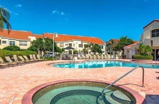 Beautiful Golf course views minutes from St. Pete Beach