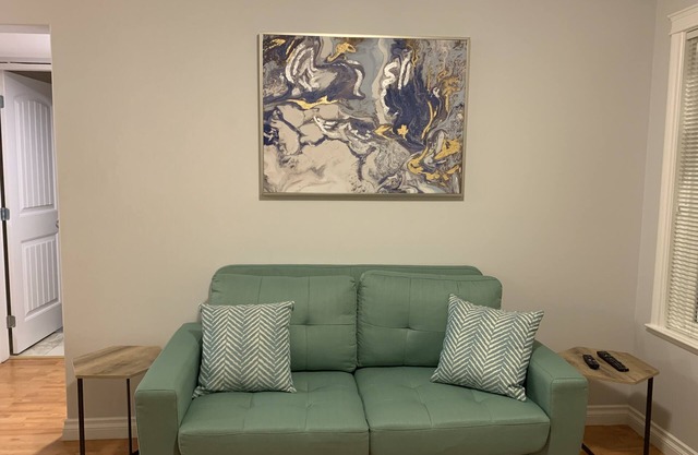 Beautiful ground-level 1-bdrm suite in quiet neighborhood on cul-de-sac