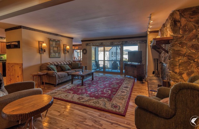 Beautiful Harbor Condo in town!