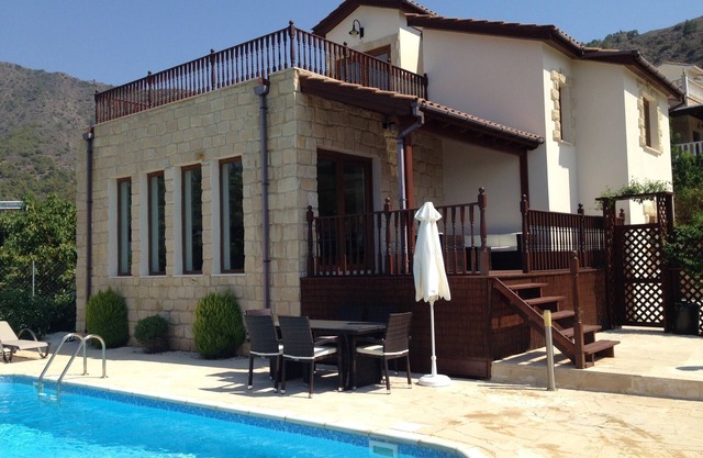 SCHÖNE HAFENBLICK Villa - freistehend 3 BED auf 3 Etagen - Pomos