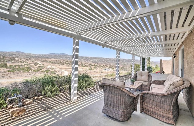 Beautiful Hemet Home Large Patio and Mtn Views!