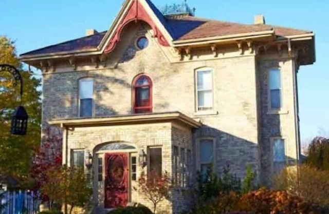 Beautiful Heritage Home With Pool