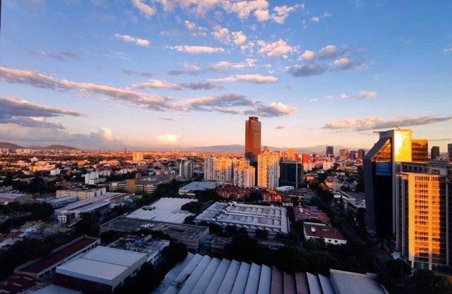 Beautiful Hi-rise, King size, HS Wi-Fi, pool, gym