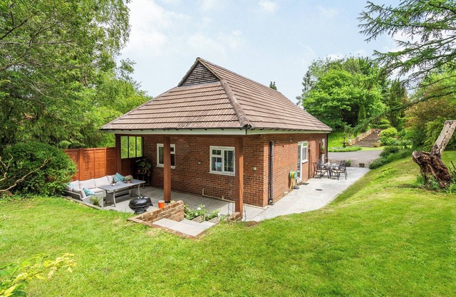 Beautiful high end bungalow within owners’ grounds with fantastic garden views.