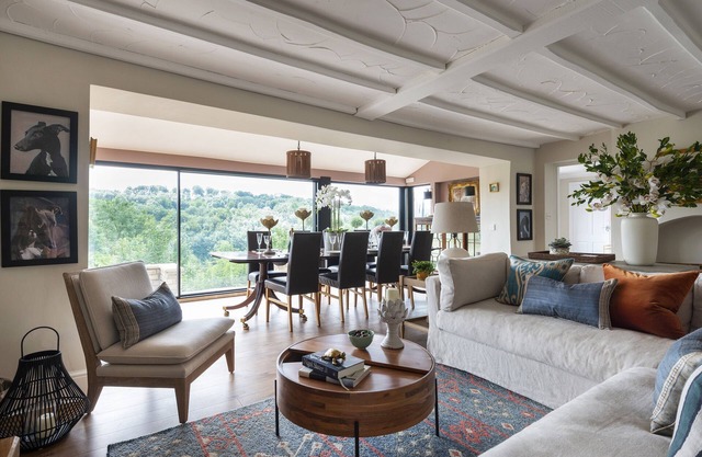 Beautiful hill side house with stunning valley view in the centre of Cotswolds