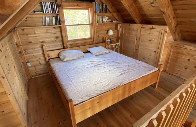 Beautiful Hilltop Waterfront cottage, private getaway, quiet lake front cottage