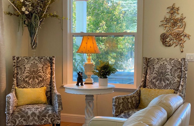 Beautiful historic 3 bedroom home with a 5 minute walk to downtown