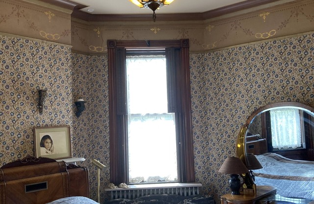 Beautiful historic home! Close to UC & OTR. 2nd Floor Apartment