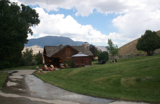 Schöne historische Hütte auf halbem Weg zwischen Yellowstone und Cody (2 BR)