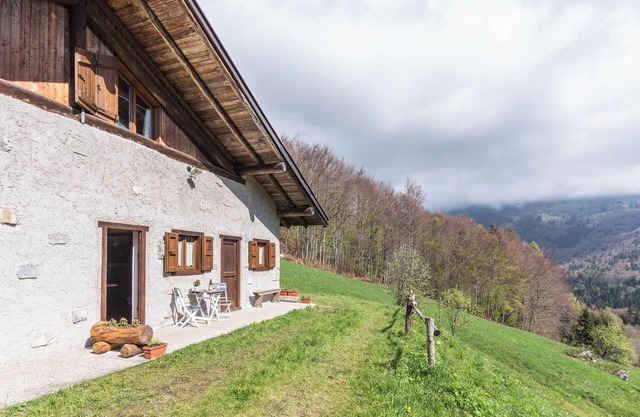 Schönes Ferienhaus "Baita Rustica immersa nel verde" mit Blick auf die Berge
