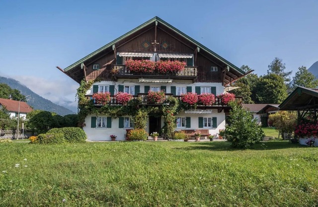 Schöne Ferienwohnung "Zugspitzblick" mit Bergblick, WLAN & Balkon