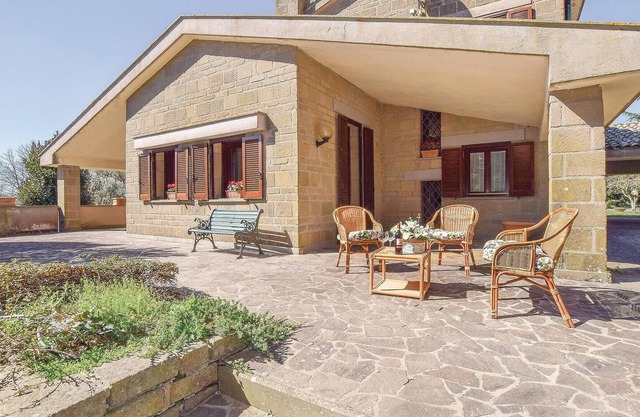 Beautiful holiday home, a few minutes from Lake Bracciano and the sea of Marina di Cerveteri, surrou