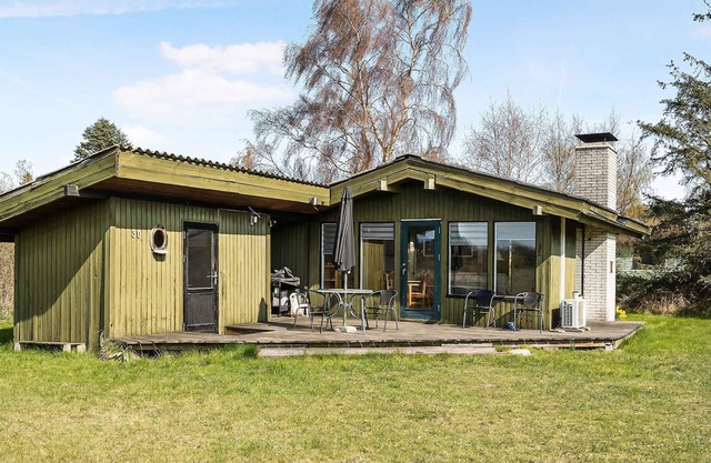Beautiful holiday home with sunset over the meadow!