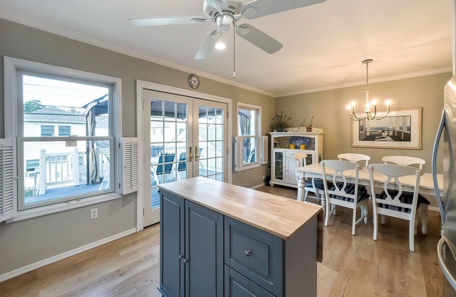 Beautiful home 3 blocks from the beach with plenty of common space
