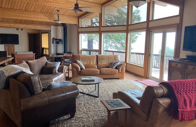 Beautiful Home Above Lake Shasta