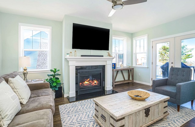 Beautiful home close to beach with deck, patio, firepit, WiFi, & gas fireplace