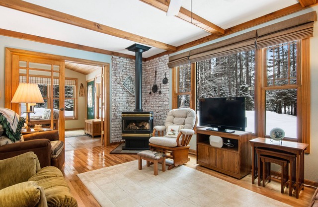 Beautiful home close to the lake w/WiFi, private washer/dryer, firepit, & patio