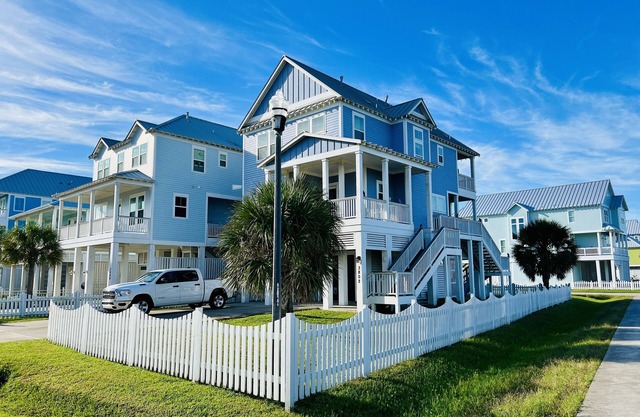 New Listing! Beautiful Home : Gulf views : Short Walk to Beach. Base rate 2 ppl