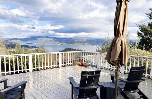 Beautiful home in Kelseyville with lake view, minutes from Wine Country