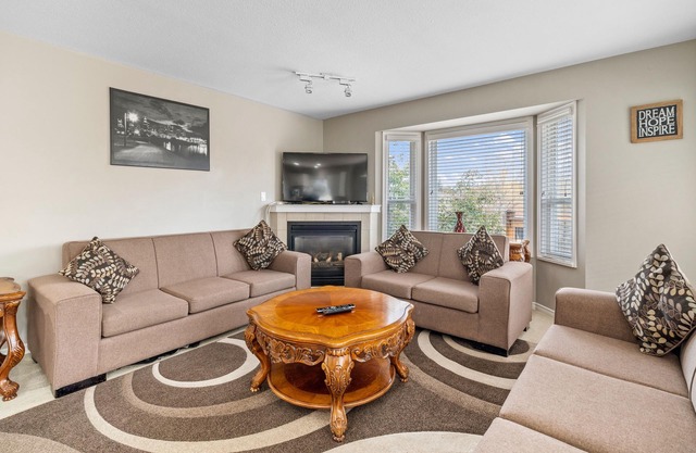 Beautiful Home in Langley with Huge Patio