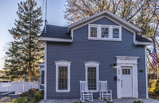 Beautiful Home in Skaneateles. Walking distance to Restaurants, Bars & the Lake!