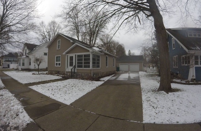 Beautiful home in the heart of Charlotte! Pet friendly with fenced in yard!