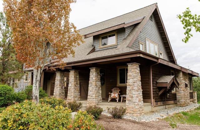 Beautiful home in the heart of Suncadia overlooking golf, near tubing, winery and more!