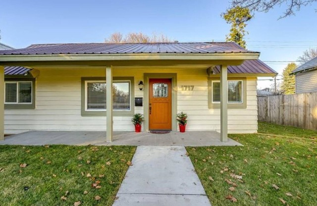 Beautiful Home located on the main road in resort town Coeur d' Alene