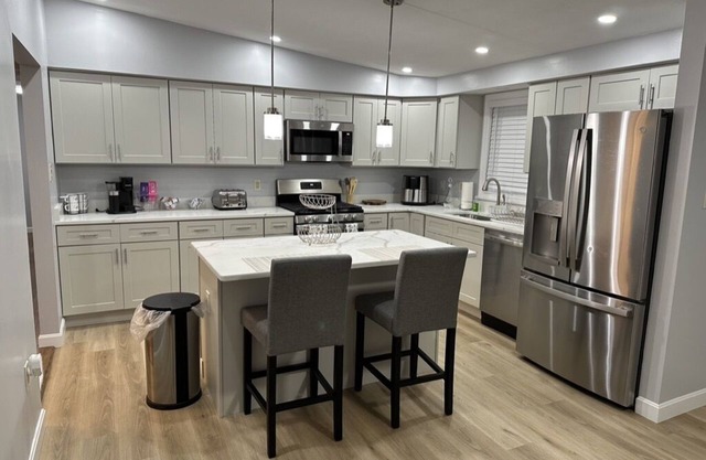Beautiful home minutes to shopping center, mall and College of Holy Cross.