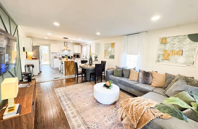 Beautiful Home minutes from Downtown & BMW