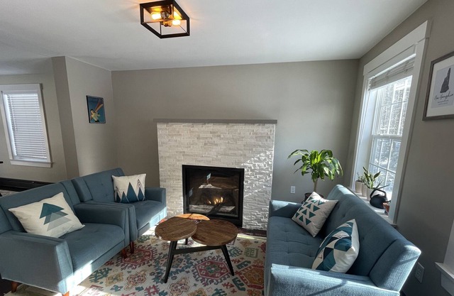 Beautiful home near all the fun. Gas Fireplace. Dogs and Family friendly.