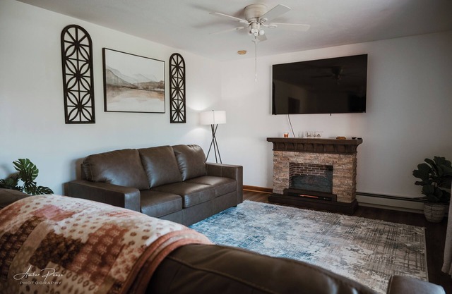 Beautiful home near I-77/64 spilt perfect for a quick stay or West Virginia stay