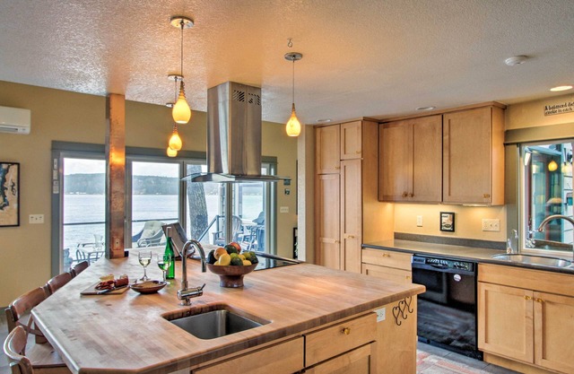 NEU! Waterfront Puget Sound Home mit Whirlpool und Dock