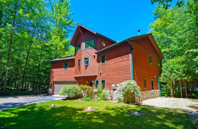 Beautiful home on Little Glen Lake with a pool table, dock, fireplace, AC
