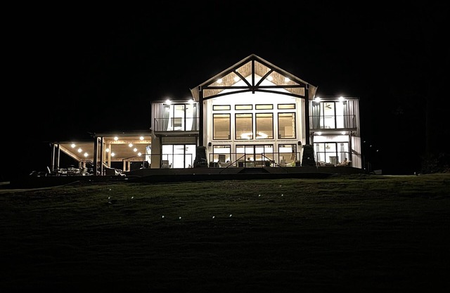 Beautiful Home on Lake Norfork. AMAMZING PLACE TO VIEW SOLAR ECLIPSE TOTALITY