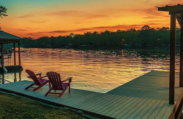 Beautiful Home Right On Lake Hamilton! HOT TUB! Covered Boat Slip! Waterfall!!