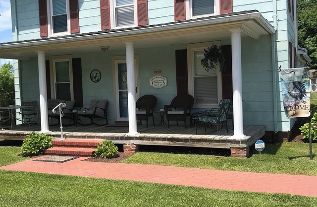 Beautiful home & short walk to beach, restaurants, and marinas in Rock Hall, MD