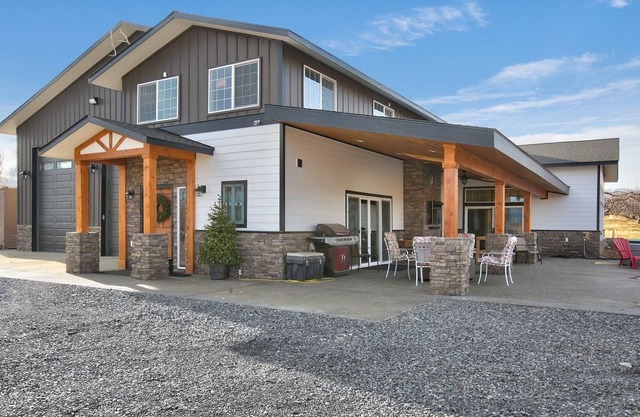 Beautiful Home surrounded by apple orchard. Quiet beautiful pond, outdoor living