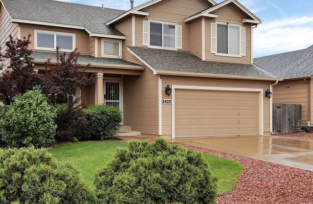 Large Home Near Colorado Springs Airport. Easy access to Powers Blvd and I-25.