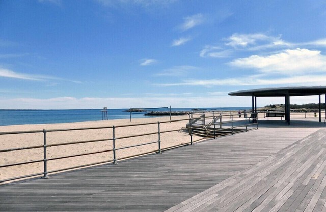 Beautiful Home w/ 6 person hot tub 1 mile to beach & 20 min to Mystic & Mohegan