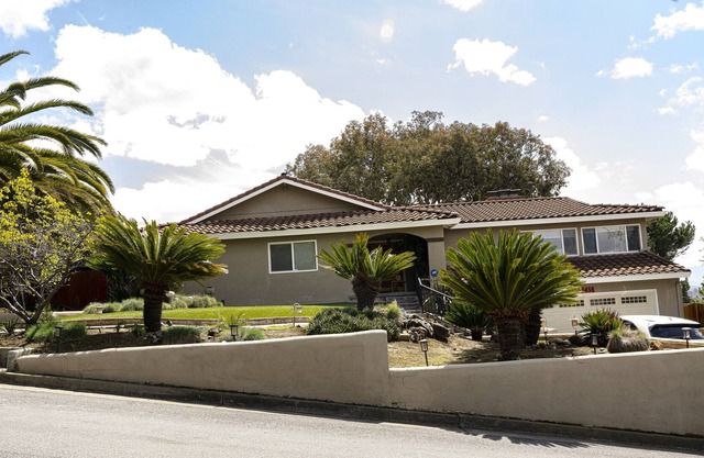 Beautiful Home w/City View, 6 queen beds, 3 baths.