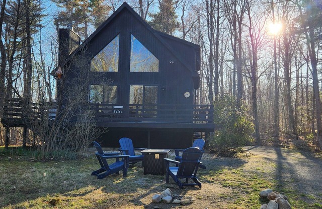 Beautiful Home w/ Hot Tub in a Private Lake Community