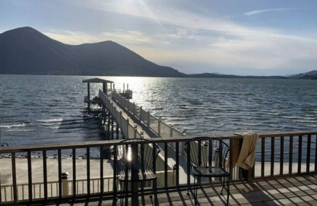 Beautiful home with spectacular lake and mountain views!
