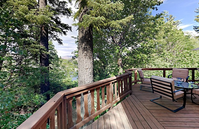 Beautiful home W/ Lake Access, Decks, Fire pit, Papoose Lake views, & EV Charger