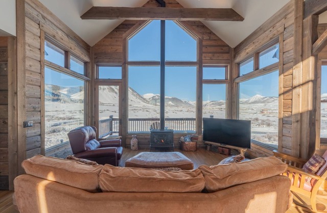 Beautiful home with mountain, valley and river views - one mile from town