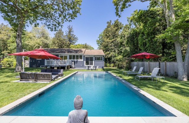 Beautiful home with gunite heated pool, walk to bay beach club!